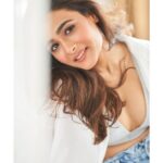 Shalini Pandey Instagram – It tingles, that summer day’s air 🎶

📷: @rohanshrestha
Styled by: @spacemuffin27
Assisted by: @jill_lalka @yeshadattani @mayuri_srivastava
💄: @makeupbyriddhima
💇🏻‍♀️: @florianhurel