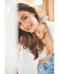Shalini Pandey Instagram - It tingles, that summer day's air 🎶

📷: @rohanshrestha
Styled by: @spacemuffin27
Assisted by: @jill_lalka @yeshadattani @mayuri_srivastava
💄: @makeupbyriddhima
💇🏻‍♀️: @florianhurel
