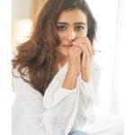 Shalini Pandey Instagram - It tingles, that summer day's air 🎶 📷: @rohanshrestha Styled by: @spacemuffin27 Assisted by: @jill_lalka @yeshadattani @mayuri_srivastava 💄: @makeupbyriddhima 💇🏻‍♀️: @florianhurel