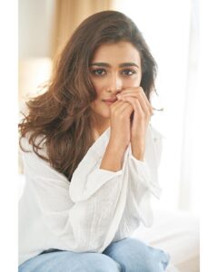 Shalini Pandey Instagram - It tingles, that summer day's air 🎶

📷: @rohanshrestha
Styled by: @spacemuffin27
Assisted by: @jill_lalka @yeshadattani @mayuri_srivastava
💄: @makeupbyriddhima
💇🏻‍♀️: @florianhurel