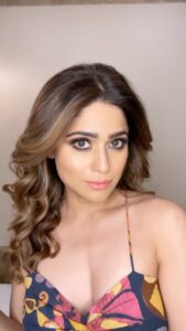 Shamita Shetty Instagram - 50 % Sweet 50 % Savage 🙆‍♀️❤️ . . Make up - @shaylinayak Hair -@hairnmakeup.farzana @kromakaysalon . . . #reeloftheday #reelitfeelit #workmode #shootdiaries #happiness #lovealways #glam