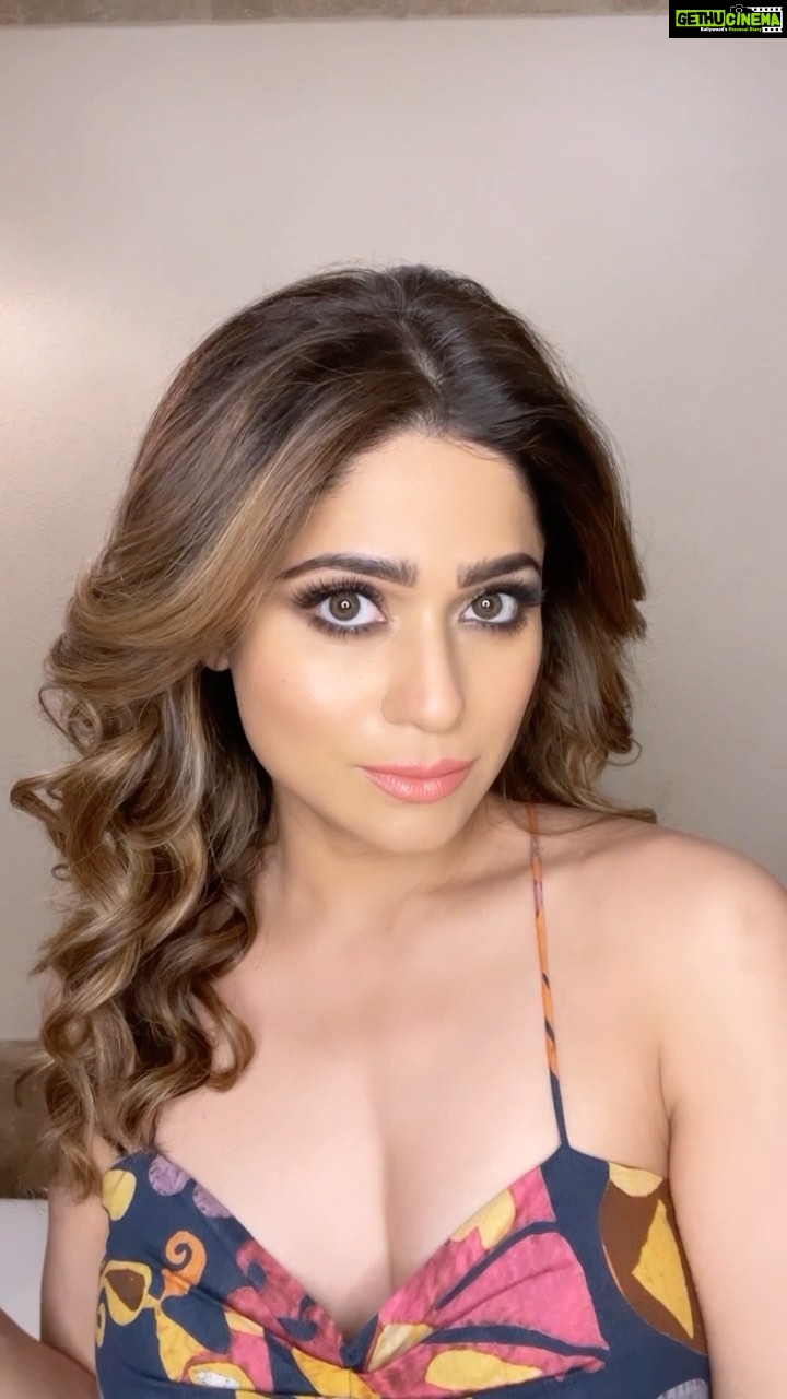 Shamita Shetty Instagram - 50 % Sweet 50 % Savage 🙆‍♀️❤️ . . Make up - @shaylinayak Hair -@hairnmakeup.farzana @kromakaysalon . . . #reeloftheday #reelitfeelit #workmode #shootdiaries #happiness #lovealways #glam