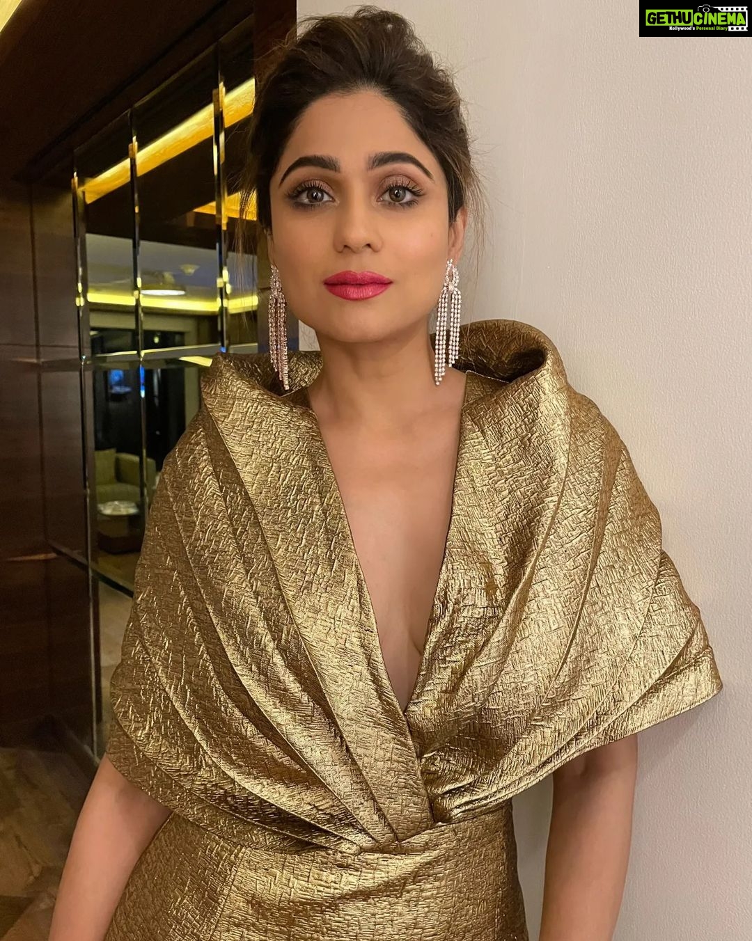 Shamita Shetty Instagram - ✨Stay Gold, Stay Glam ✨ . . Jewellery - @mozaati . . . #eventdairies #aboutlastnight #chandigarh #glamandglow #happiness #workmodeon #lovealways