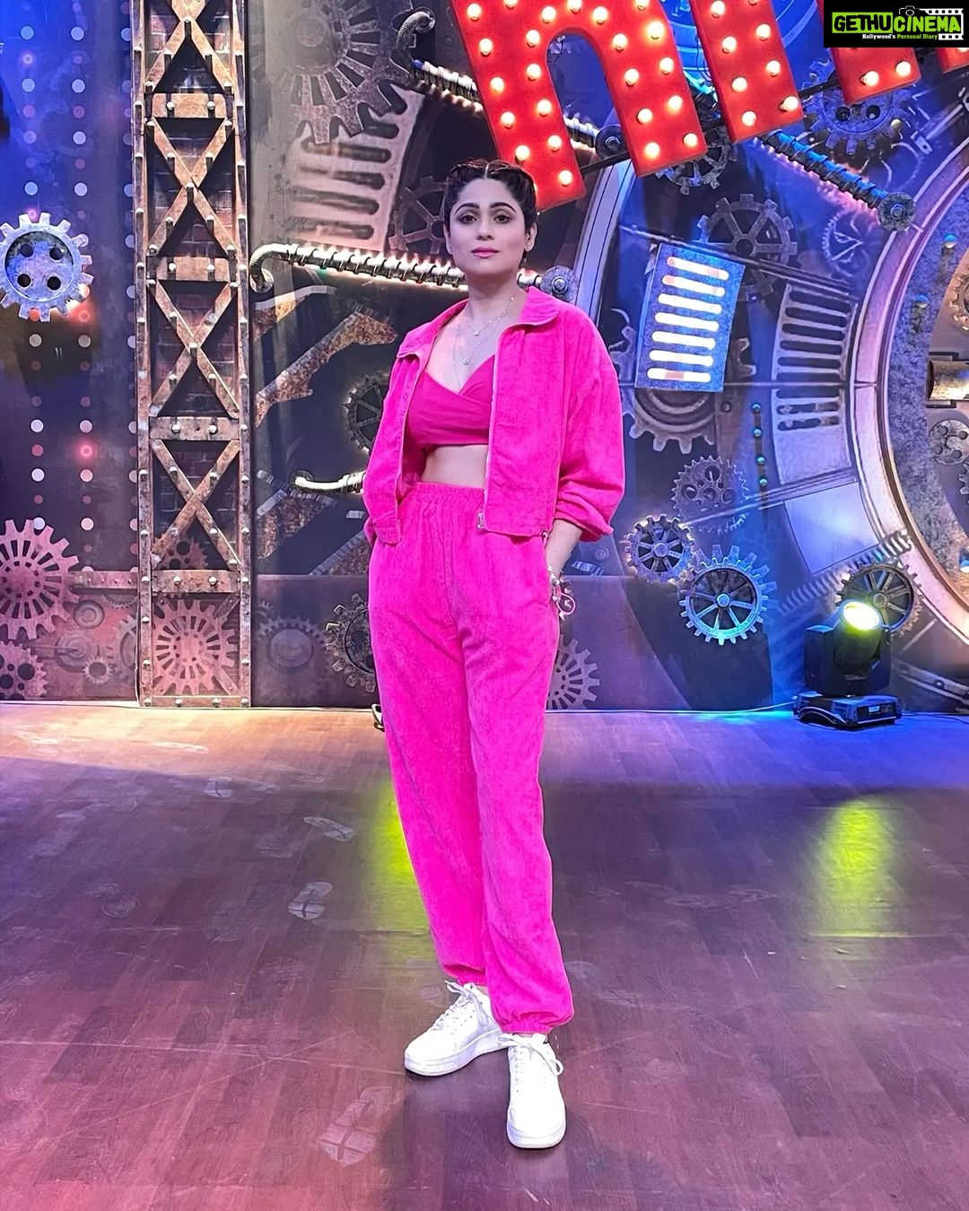 Shamita Shetty Instagram - Pinktastic ππ . . Make Up - @shaylinayak @vickyvandre Hair- @ashisbogi Outfit: @pankhclothing Jewellery: @azotiique Stylist: @stylebysaachivj Team : @styledbynikinagda @sanzimehta777 @priyankasangale_ Managed by- @bethetribe @meghna.agrawall . . . #khatrakhatra #shows #shootday #colouroftheday #pinkismycolor #pink #colors #thekhatrakhatrashow