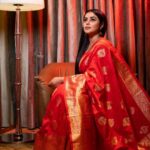 Shamna Kasim Instagram - Me and my never ending saree love ….. Saree: @anvitha_collections Blouse: @vasudevan.arun Hairstylist: @hairartistpoojagupta Pics: @v_capturesphotography Personal staff: @tharikreshma625
