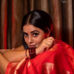 Shamna Kasim Instagram - Me and my never ending saree love ….. Saree: @anvitha_collections Blouse: @vasudevan.arun Hairstylist: @hairartistpoojagupta Pics: @v_capturesphotography Personal staff: @tharikreshma625