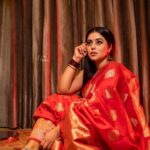 Shamna Kasim Instagram - Me and my never ending saree love ….. Saree: @anvitha_collections Blouse: @vasudevan.arun Hairstylist: @hairartistpoojagupta Pics: @v_capturesphotography Personal staff: @tharikreshma625