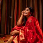 Shamna Kasim Instagram - Me and my never ending saree love ….. Saree: @anvitha_collections Blouse: @vasudevan.arun Hairstylist: @hairartistpoojagupta Pics: @v_capturesphotography Personal staff: @tharikreshma625