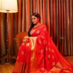 Shamna Kasim Instagram - Me and my never ending saree love ….. Saree: @anvitha_collections Blouse: @vasudevan.arun Hairstylist: @hairartistpoojagupta Pics: @v_capturesphotography Personal staff: @tharikreshma625