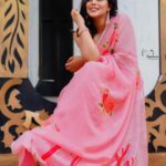 Shamna Kasim Instagram - Take a deep breath, and just enjoy your life… Styling: @vasudevan.arun Saree: @sisirawholesalesaree Jwellery: @kushalsfashionjewellery Pics: @v_capturesphotography Hairstylist: @srinivas_hairdresser #extrajabardasth😍 #etvtelugu #love my job❤️