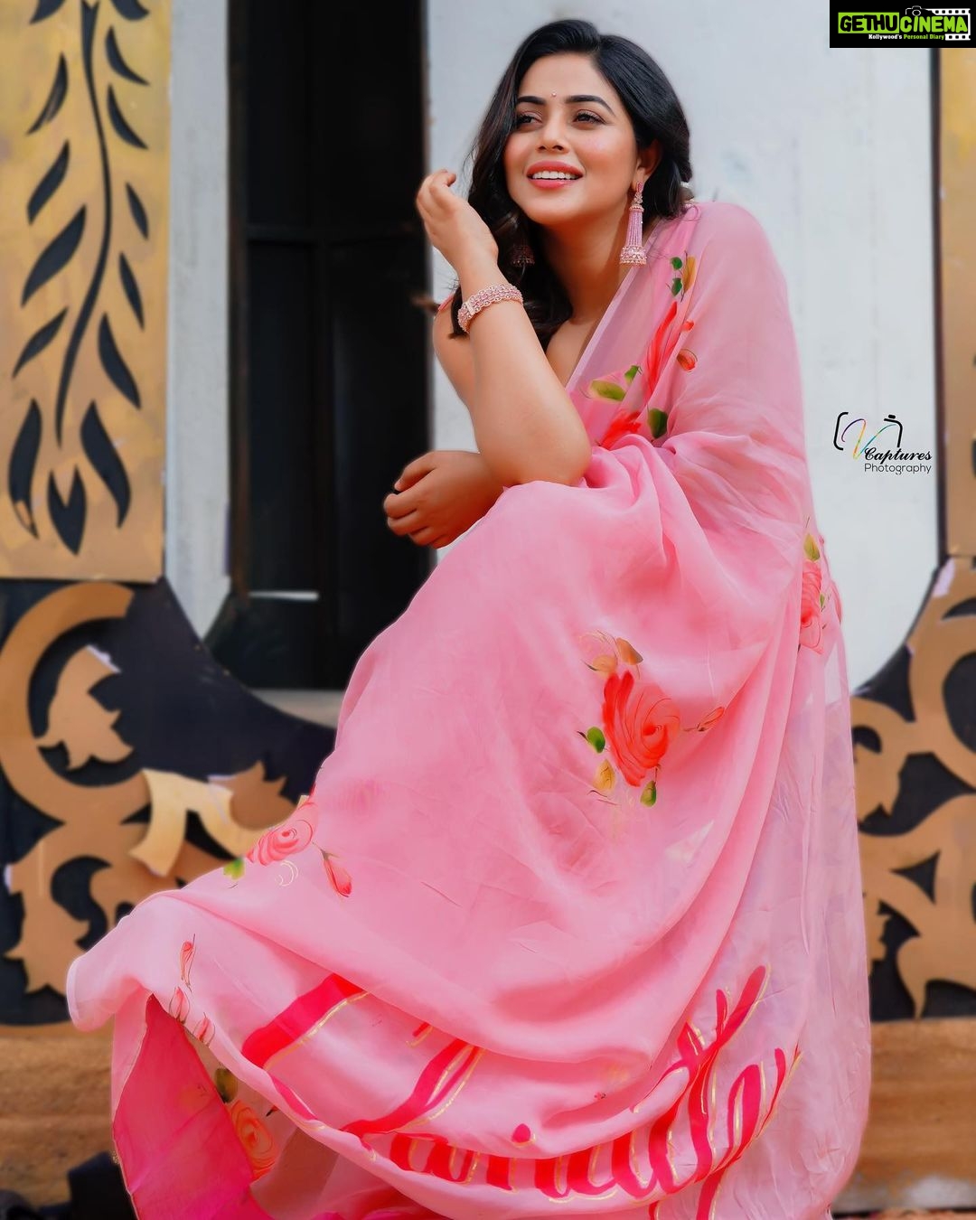 Shamna Kasim Instagram - Take a deep breath, and just enjoy your life… Styling: @vasudevan.arun Saree: @sisirawholesalesaree Jwellery: @kushalsfashionjewellery Pics: @v_capturesphotography Hairstylist: @srinivas_hairdresser #extrajabardasth😍 #etvtelugu #love my job❤️