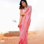 Shamna Kasim Instagram - Take a deep breath, and just enjoy your life… Styling: @vasudevan.arun Saree: @sisirawholesalesaree Jwellery: @kushalsfashionjewellery Pics: @v_capturesphotography Hairstylist: @srinivas_hairdresser #extrajabardasth😍 #etvtelugu #love my job❤️