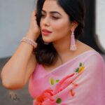 Shamna Kasim Instagram - Take a deep breath, and just enjoy your life… Styling: @vasudevan.arun Saree: @sisirawholesalesaree Jwellery: @kushalsfashionjewellery Pics: @v_capturesphotography Hairstylist: @srinivas_hairdresser #extrajabardasth😍 #etvtelugu #love my job❤️