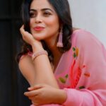 Shamna Kasim Instagram - Take a deep breath, and just enjoy your life… Styling: @vasudevan.arun Saree: @sisirawholesalesaree Jwellery: @kushalsfashionjewellery Pics: @v_capturesphotography Hairstylist: @srinivas_hairdresser #extrajabardasth😍 #etvtelugu #love my job❤️