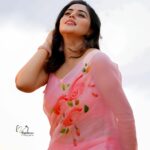 Shamna Kasim Instagram - Take a deep breath, and just enjoy your life… Styling: @vasudevan.arun Saree: @sisirawholesalesaree Jwellery: @kushalsfashionjewellery Pics: @v_capturesphotography Hairstylist: @srinivas_hairdresser #extrajabardasth😍 #etvtelugu #love my job❤️