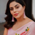 Shamna Kasim Instagram - Take a deep breath, and just enjoy your life… Styling: @vasudevan.arun Saree: @sisirawholesalesaree Jwellery: @kushalsfashionjewellery Pics: @v_capturesphotography Hairstylist: @srinivas_hairdresser #extrajabardasth😍 #etvtelugu #love my job❤️