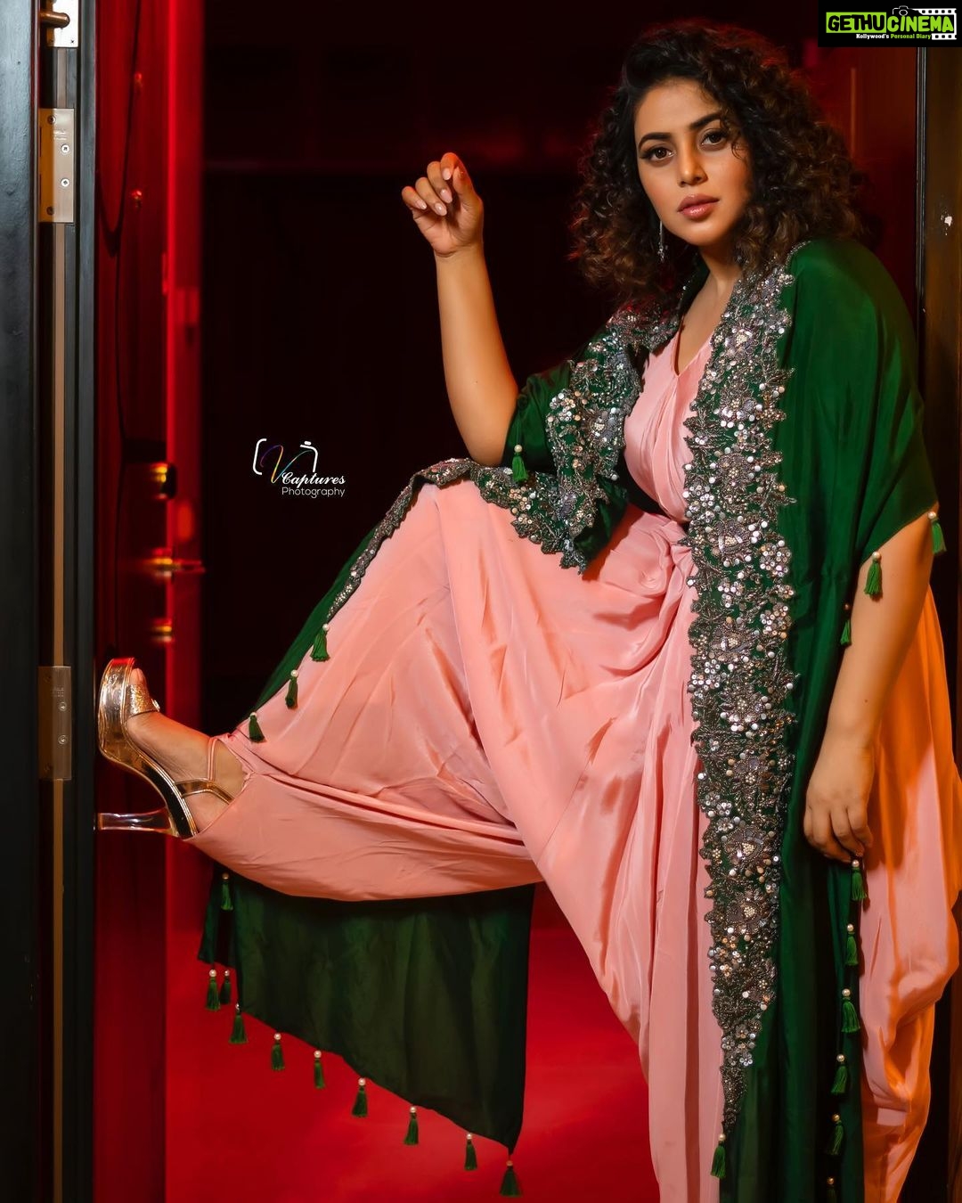 Shamna Kasim Instagram - My life My rules My attitude…. Styled by @officialanahita Outfit: @justlikethatbyanju Earrings: @accessoriesbyanandita Pic: @v_capturesphotography Hairstylist: @hairartistpoojagupta Personal staff: @tharikreshma625