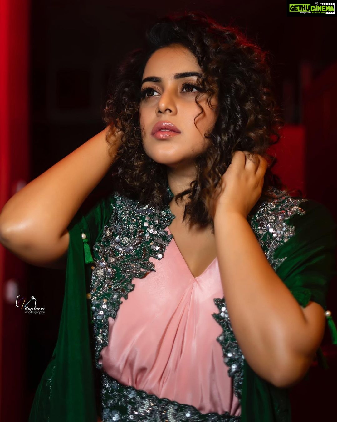 Shamna Kasim Instagram - My life My rules My attitude…. Styled by @officialanahita Outfit: @justlikethatbyanju Earrings: @accessoriesbyanandita Pic: @v_capturesphotography Hairstylist: @hairartistpoojagupta Personal staff: @tharikreshma625