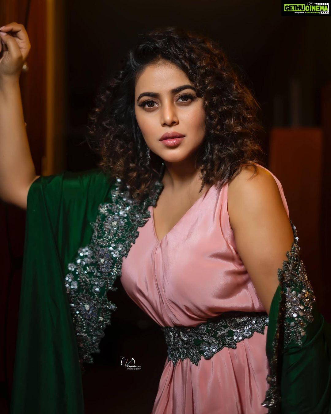 Shamna Kasim Instagram - My life My rules My attitude…. Styled by @officialanahita Outfit: @justlikethatbyanju Earrings: @accessoriesbyanandita Pic: @v_capturesphotography Hairstylist: @hairartistpoojagupta Personal staff: @tharikreshma625