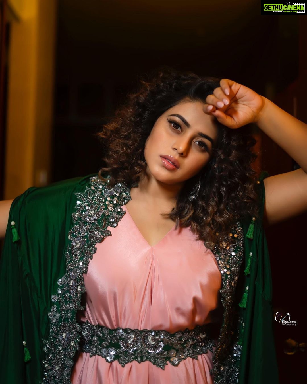 Shamna Kasim Instagram - My life My rules My attitude…. Styled by @officialanahita Outfit: @justlikethatbyanju Earrings: @accessoriesbyanandita Pic: @v_capturesphotography Hairstylist: @hairartistpoojagupta Personal staff: @tharikreshma625