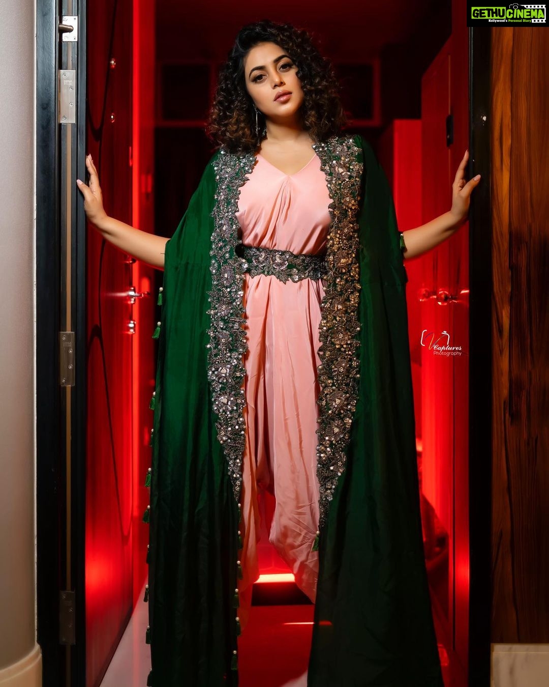 Shamna Kasim Instagram - My life My rules My attitude…. Styled by @officialanahita Outfit: @justlikethatbyanju Earrings: @accessoriesbyanandita Pic: @v_capturesphotography Hairstylist: @hairartistpoojagupta Personal staff: @tharikreshma625