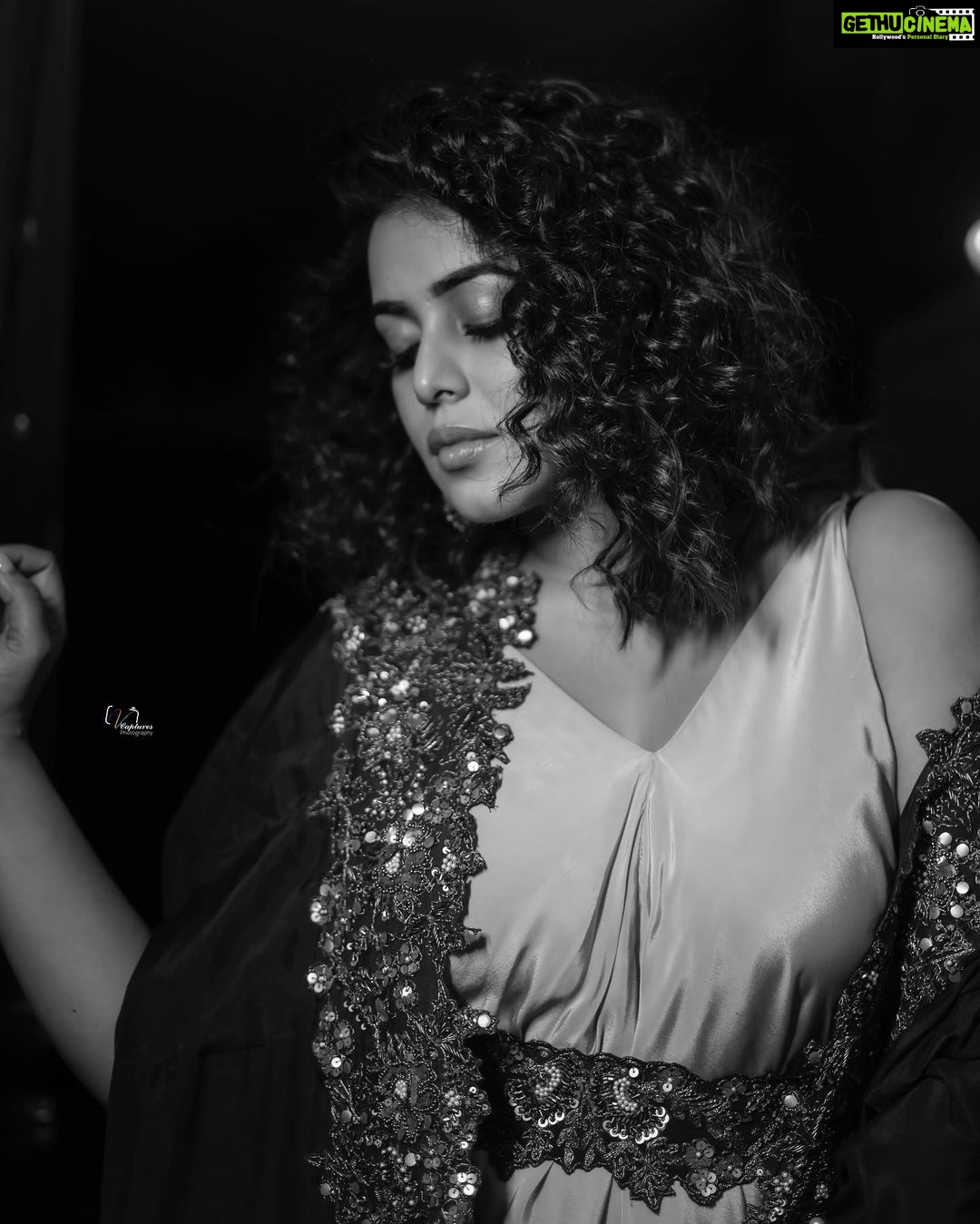 Shamna Kasim Instagram - My life My rules My attitude…. Styled by @officialanahita Outfit: @justlikethatbyanju Earrings: @accessoriesbyanandita Pic: @v_capturesphotography Hairstylist: @hairartistpoojagupta Personal staff: @tharikreshma625