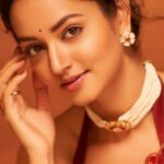 Shanvi Srivastava Instagram - “ ഓമന പേനകൾ 🎵 🎶 🎼 “ - “ omana penne 🎶 🎼 🎵 “ Actress : @shanvisri ❤️ Photo 📸 : @sandeep.mv @_sunburstt_ outfit : @keyah_label accessories : @antegra_diaries MUA : @makeupby_ringkulaishram Shot with @sonyalphain A7R4 + @profoto B1X #shanvishrivastava #SandeepMV #Sunburstt #portraitsbysmv