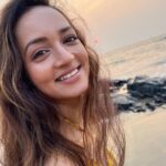 Shanvi Srivastava Instagram - morning you all 💕 #shanvisrivastava #sunday #instagood #instagram #loveyourself #sundayfunday #beach #photodump