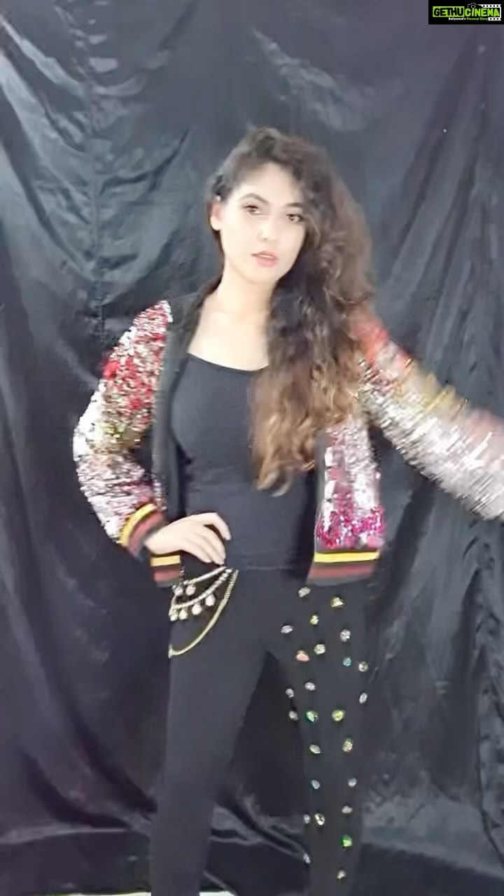 Sherin Instagram - Just a quick transition! #sherin #transition #saree