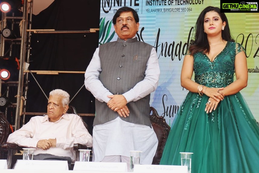 Shilpa Manjunath Instagram - Extremely overwhelmed & Honoured sharing the same stage with a Pragmatic & Visionary, our Honourable Industrial Minister @niranimurugesh , with a mission to build an innovation-led industrial sector which is a resilient, vibrant and competitive manufacturing sector with a view to foster employment and creating wealth for higher economic growth.