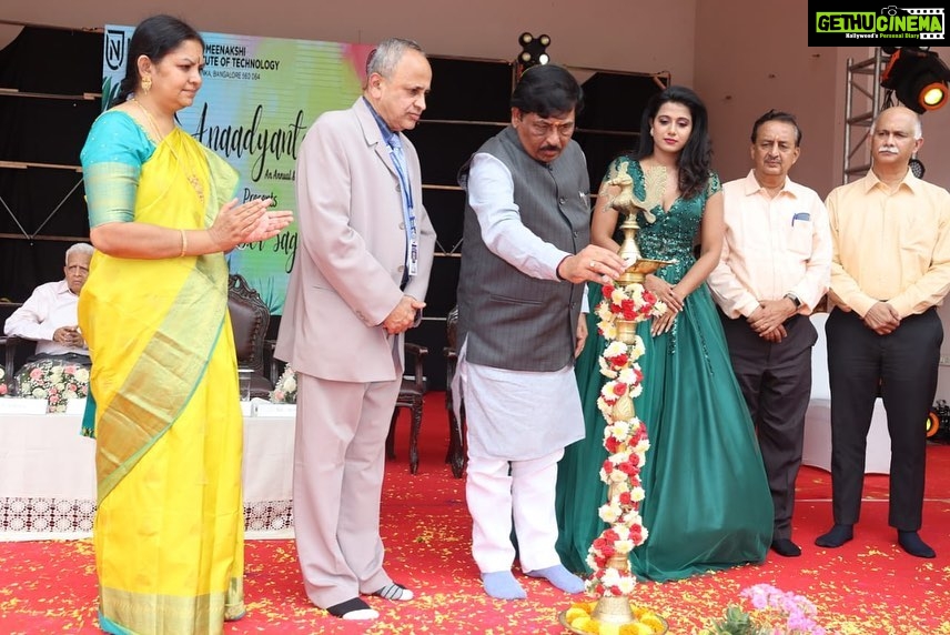 Shilpa Manjunath Instagram - Extremely overwhelmed & Honoured sharing the same stage with a Pragmatic & Visionary, our Honourable Industrial Minister @niranimurugesh , with a mission to build an innovation-led industrial sector which is a resilient, vibrant and competitive manufacturing sector with a view to foster employment and creating wealth for higher economic growth.