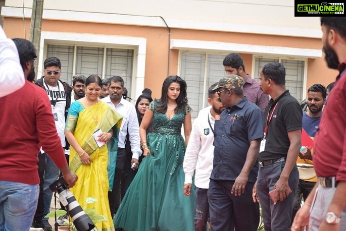 Shilpa Manjunath Instagram - Extremely overwhelmed & Honoured sharing the same stage with a Pragmatic & Visionary, our Honourable Industrial Minister @niranimurugesh , with a mission to build an innovation-led industrial sector which is a resilient, vibrant and competitive manufacturing sector with a view to foster employment and creating wealth for higher economic growth.