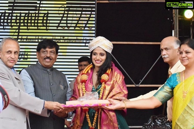 Shilpa Manjunath Instagram - Extremely overwhelmed & Honoured sharing the same stage with a Pragmatic & Visionary, our Honourable Industrial Minister @niranimurugesh , with a mission to build an innovation-led industrial sector which is a resilient, vibrant and competitive manufacturing sector with a view to foster employment and creating wealth for higher economic growth.
