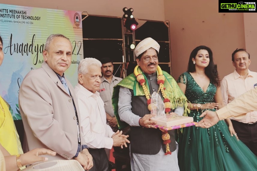 Shilpa Manjunath Instagram - Extremely overwhelmed & Honoured sharing the same stage with a Pragmatic & Visionary, our Honourable Industrial Minister @niranimurugesh , with a mission to build an innovation-led industrial sector which is a resilient, vibrant and competitive manufacturing sector with a view to foster employment and creating wealth for higher economic growth.