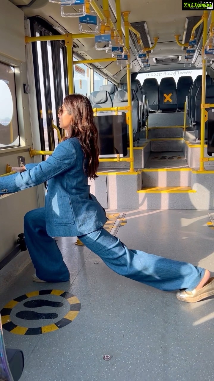 Shilpa Shetty Instagram - Monday motivation on the go… only because the bus was empty😅Squeezed in some pull-ups, push-ups, and lunges on my way back home: 2 MISSIONs ACCOMPLISHED!💪♥️ FIT INDIA and SWACHCH BHARAT ABHIYAN! . . . . . #MondayMotivation #SwasthRahoMastRaho #SwacchBharat #MissionAccomplished #SSApp #SimpleSoulful #FitIndiaMovement #FitIndia #fitness #reelitfeelit #reelsvideo #reelkarofeelkaro #workoutreels #SwachhBharatAbhiyan