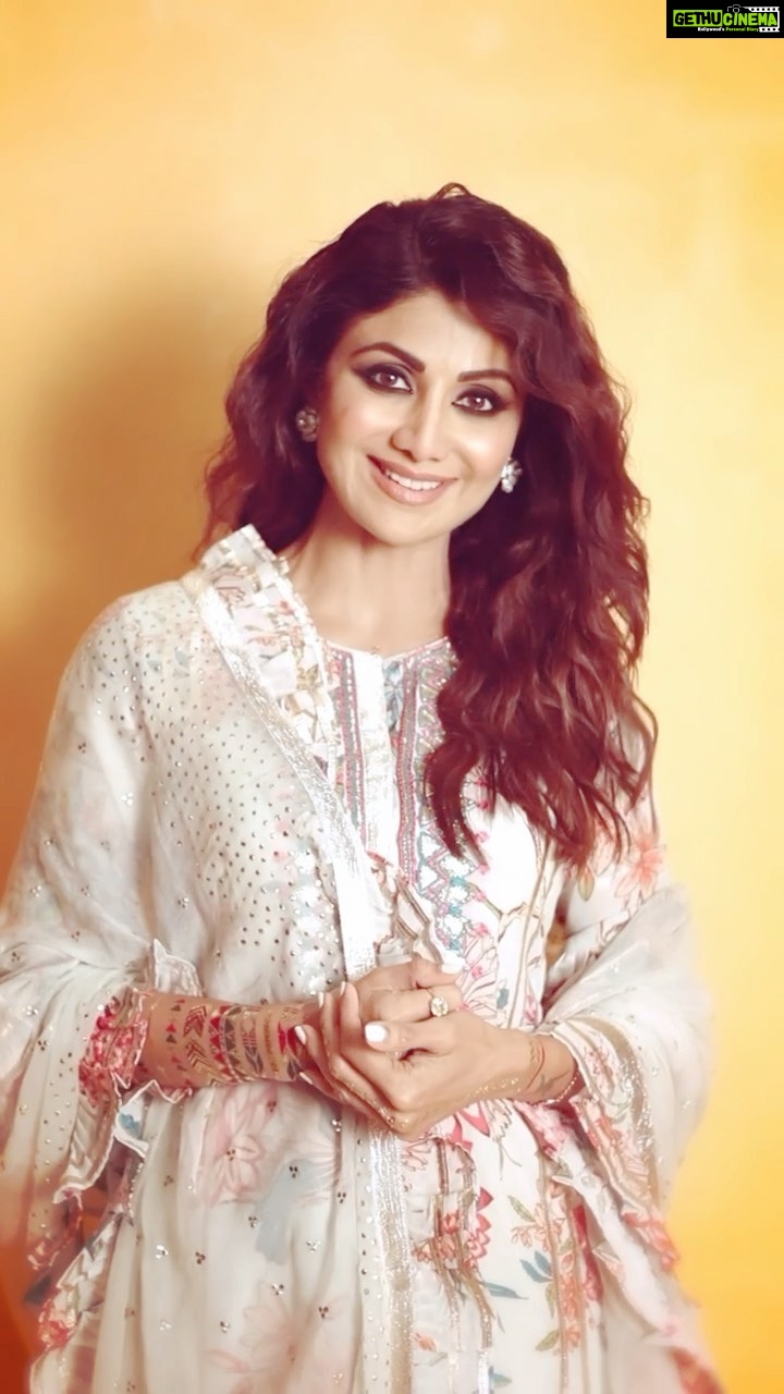 Shilpa Shetty Instagram - Aapko aur aapke poore parivaar ko meri taraf se Eid Mubarak 🌙✨ Sending warm wishes and loads of love to everyone celebrating today!🎉♥️ . . . . . #EidUlFitr #EidMubarak #festivals #festivalsofIndia #happiness #love