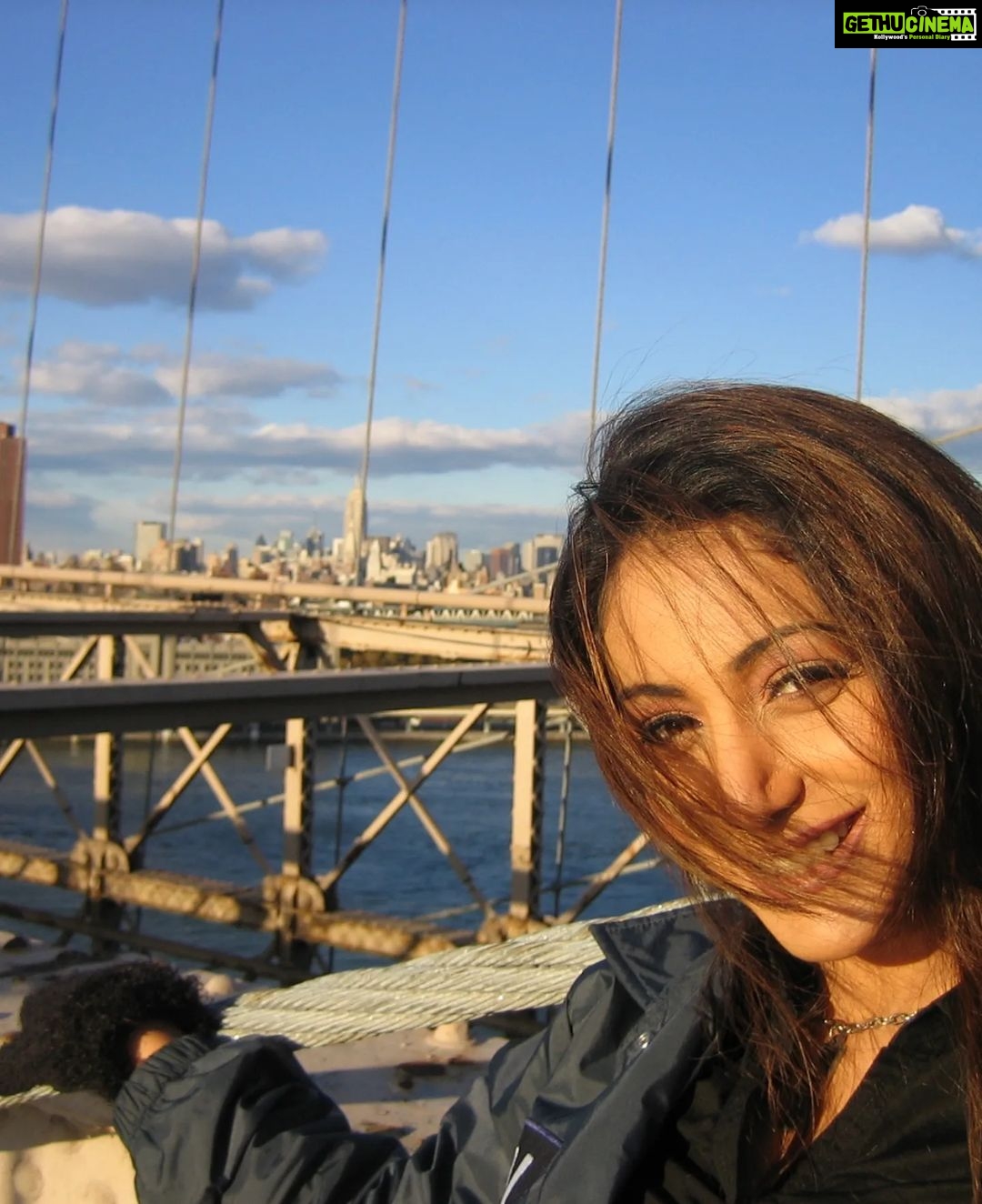 Shilpi Sharma Instagram - Today this day 13 th May 2005 when Jo Bole So Nihaal released.. 17 years and still so fresh in my mind..Your work will always be close to your heart and will bring back memories.. Sharing some pics from my shoot in New York which I never got a chance to share then.... . . . . #sunnydeol #newyork #shooting #filmshoot #bollywoodmovies #jobolesonihaal #rahulrawail India