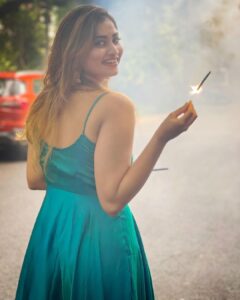 Shivani Narayanan Instagram - Happy Diwali Nanbargale 🪔💥✨