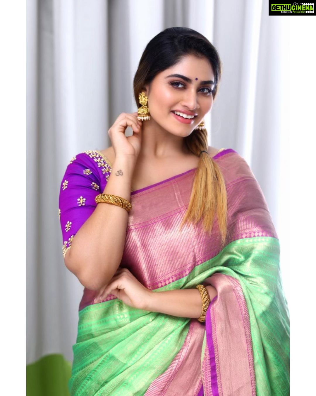Shivani Narayanan Instagram - Saree ❤️ Team @johan_sathyadas @shreshta_iyer @maidenbrides @makeoverby_vibha @ravikkai_selai