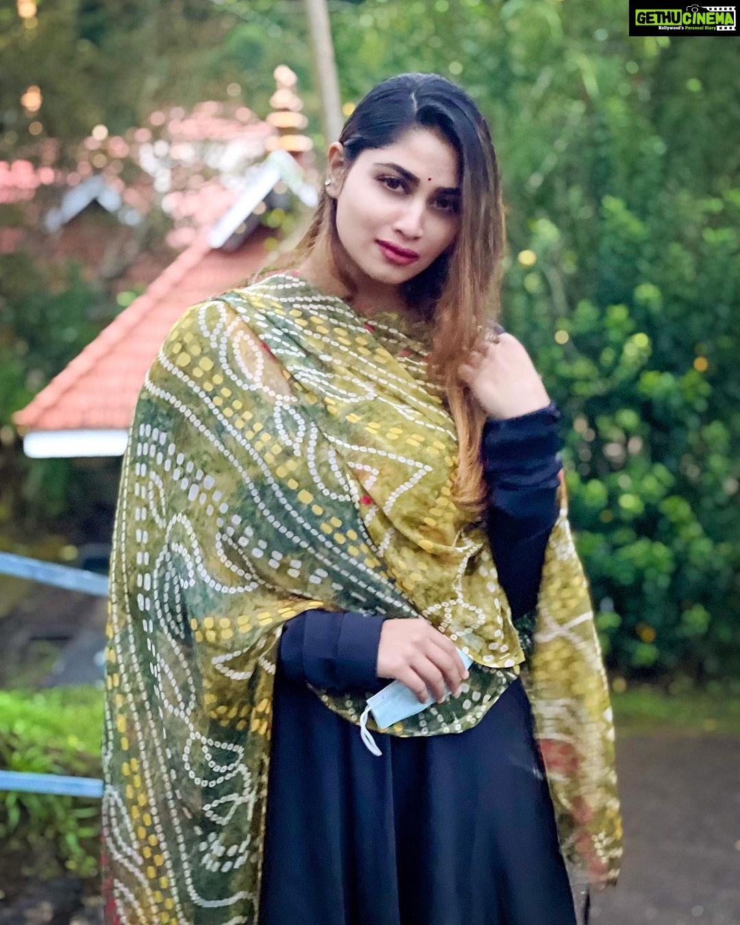 Shivani Narayanan Instagram - Only happiness for life ❤️ #templevibes Outfit @yaradesigners Kerala