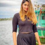 Shivani Narayanan Instagram - காற்றுவாங்க போனேன் 🤍 Kasimedu Fishing Harbour