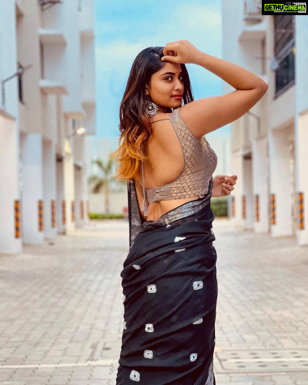 Shivani Narayanan Instagram - Ambivert 🖤
