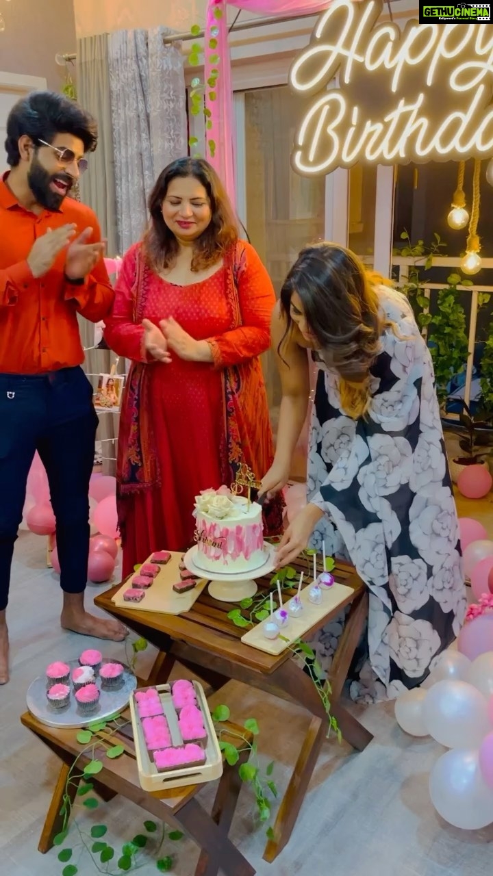 Shivani Narayanan Instagram - Friends like Family 💕 5/5/2021 Beautiful Birthday Cake @le_confectionery