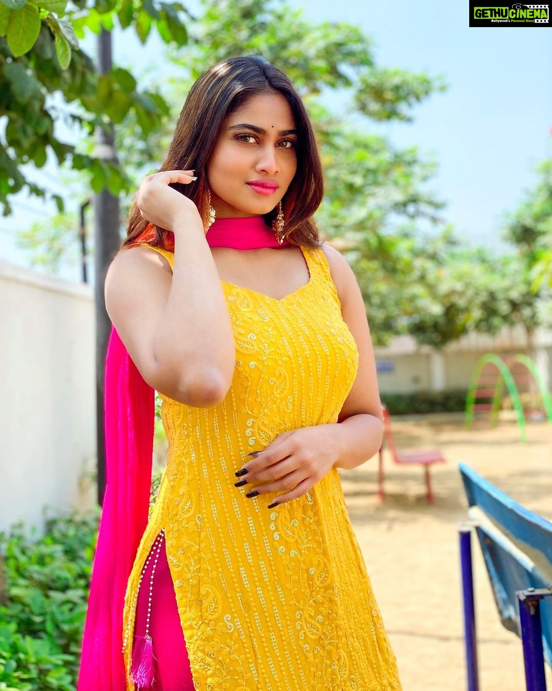 Shivani Narayanan Instagram - Negativity is sneaky. It’s a fresh day 💛. Don’t let any bad vibes creep in. Wardrobe @chakrabortymukta