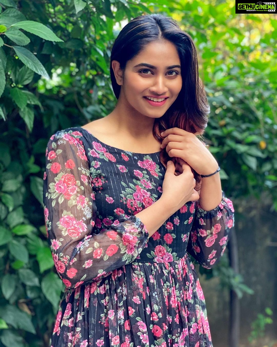 Shivani Narayanan Instagram - Life is very short Nanba always be Happy ❤️