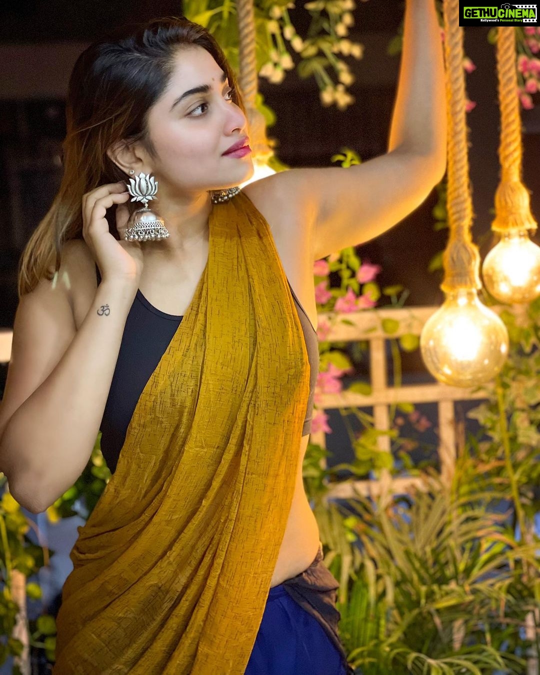 Shivani Narayanan Instagram - Ange enna therigiradhu ? 🤔