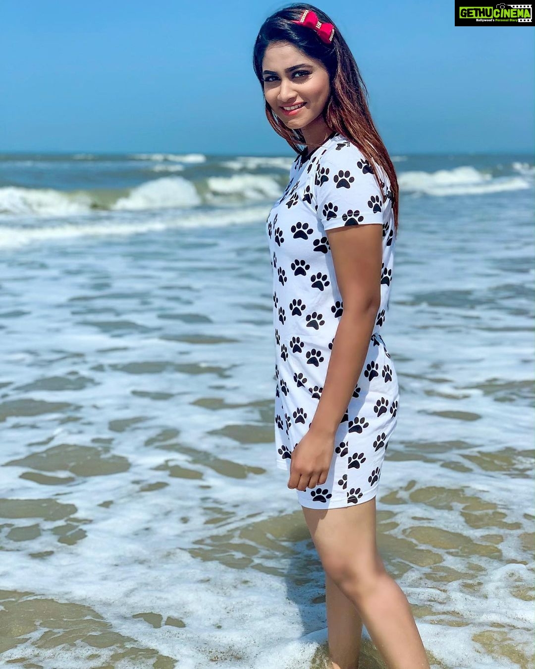 Shivani Narayanan Instagram - Beach Scenes ❤️ 🔙 Cô Á