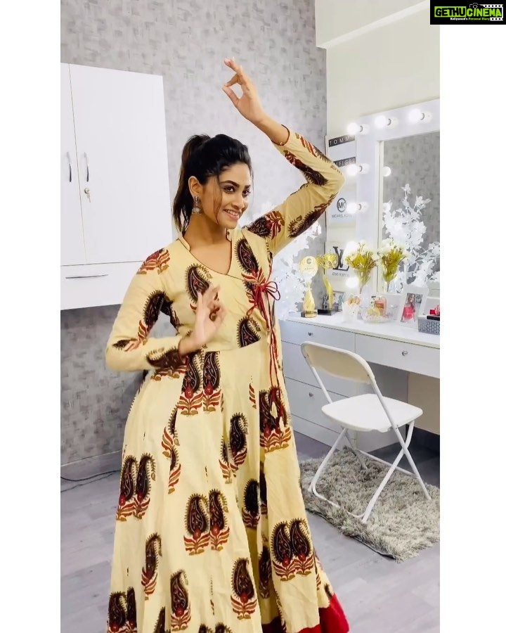 Shivani Narayanan Instagram - #gendhaphool ❤️🏠