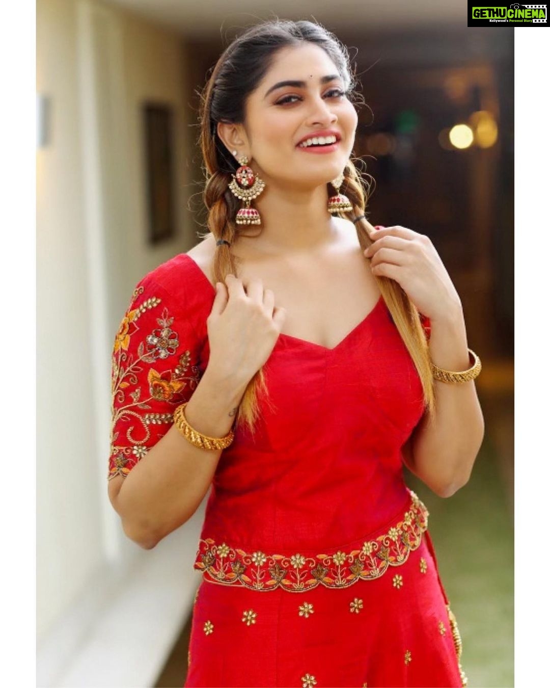 Shivani Narayanan Instagram - Blurred but loving the look btw Happy Pongal guys 🤗