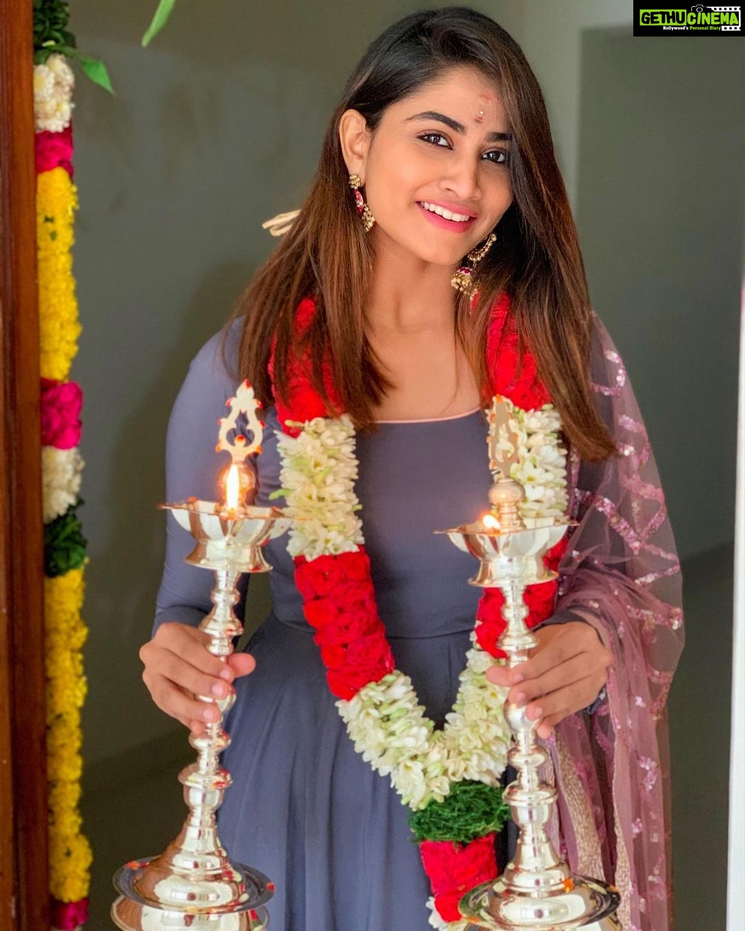 Shivani Narayanan Instagram - House Warming ❤️... Dream Come True moment , let all your dream come true 🙏❤️ Lovely Outfit for this morning by @chakrabortymukta #newhome ...
